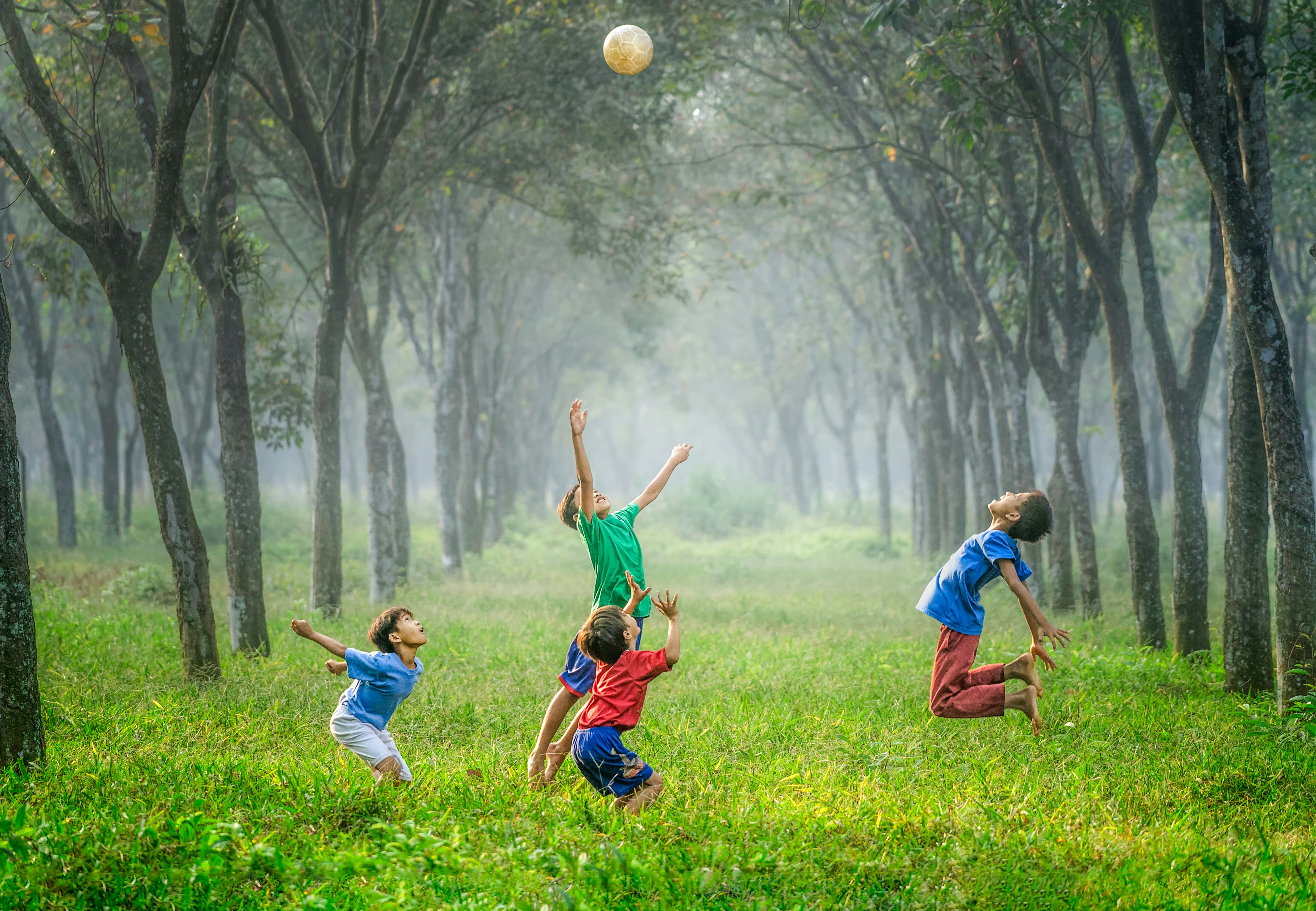 Enfants jouant ensemble en extérieur